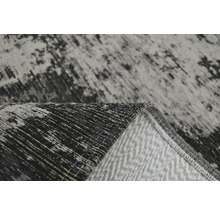 Detail šedého koberca s abstraktným vzorom