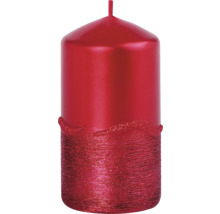 Červená stĺpová sviečka s dekoráciou