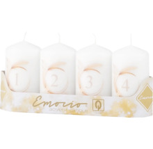 Štyri biele adventné sviečky s číslami jedna až štyri