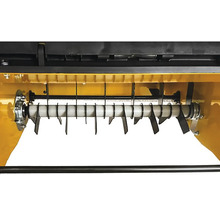 Detailný pohľad na pôdnu frézu s rotorom a frézovacími nožmi