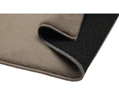 Detailný pohľad na koberec s vlasom a protišmykovou spodnou stranou