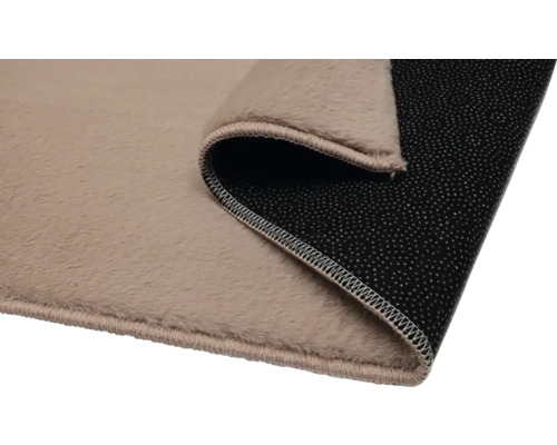 Detailný pohľad na koberec s textilným povrchom a protišmykovou spodnou stranou