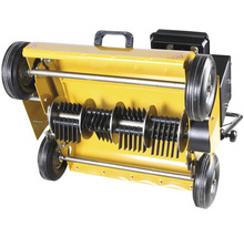 Vertikutátor s kolesami a rezným valcom na starostlivosť o trávnik