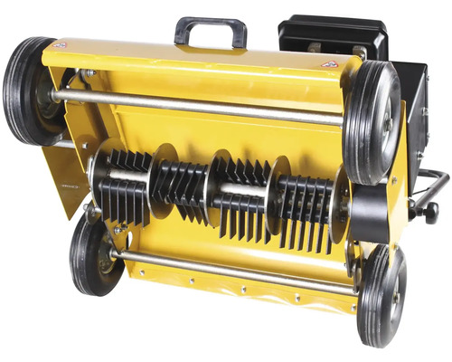 Vertikutátor s kolesami a rezným valcom na starostlivosť o trávnik