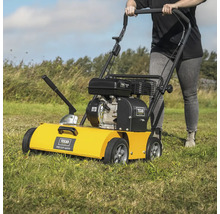 Prevzdušňovač trávnika v prevádzke na trávniku