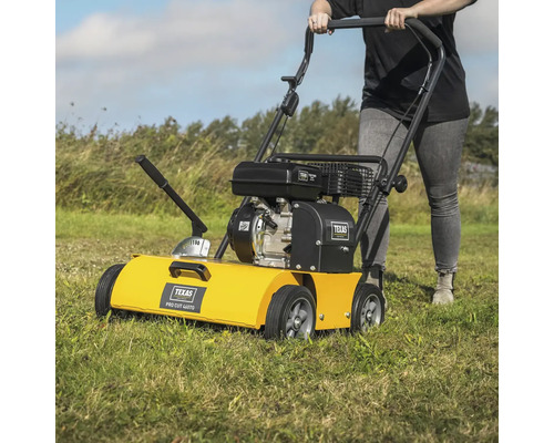 Prevzdušňovač trávnika v prevádzke na trávniku