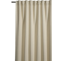 Záclona so sťahovacou páskou zavesená na záclonovej tyči