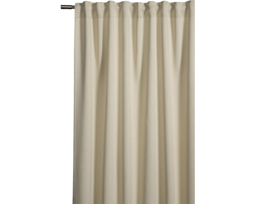 Záclona so sťahovacou páskou zavesená na záclonovej tyči