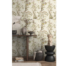 Scéna so vzorovanými tapetami, stolom, dekoráciami a sochou