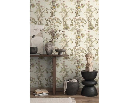 Scéna so vzorovanými tapetami, stolom, dekoráciami a sochou