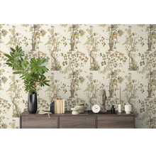 Ozdobná izba s tapetou so vzorom a drevenou komodou