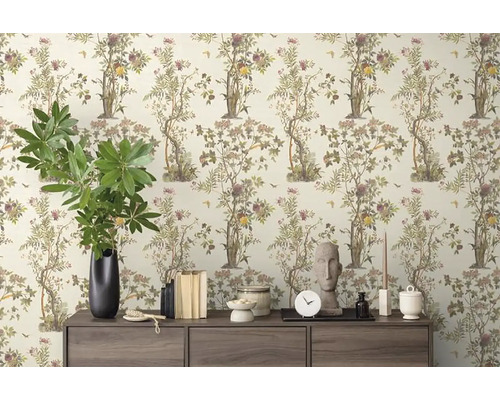 Ozdobná izba s tapetou so vzorom a drevenou komodou