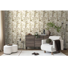 Obývacia izba so vzorovanou tapetou, komodou, kreslom a stojacou lampou