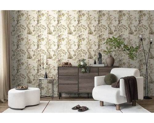 Obývacia izba so vzorovanou tapetou, komodou, kreslom a stojacou lampou