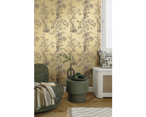 Dekoratívna stena so vzorovanou tapetou, kreslo a príručný stolík vo svetlej miestnosti.