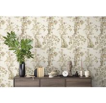 Dekoratívna izba so vzorovanou tapetou, komodou a dekoratívnymi predmetmi.