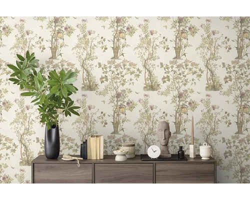 Dekoratívna izba so vzorovanou tapetou, komodou a dekoratívnymi predmetmi.