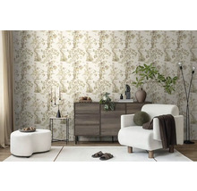 Obývacia izba so vzorovanou tapetou, kreslom a komodou pre štýlové prostredie