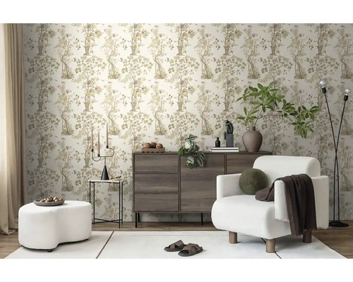 Obývacia izba so vzorovanou tapetou, kreslom a komodou pre štýlové prostredie