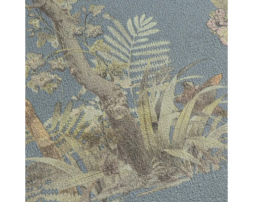 Detail štruktúrovanej tapety so vzorom stromov a rastlín