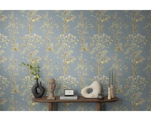 Tapeta s kvetinovým vzorom a dizajnom stromu v interiéri