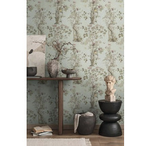 Dekoratívny interiér so vzorovanou tapetou, stolom, umeleckými dielami a sochami pre štýlové prostredie