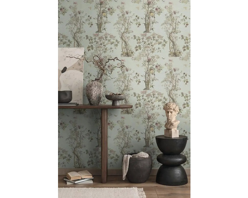 Dekoratívny interiér so vzorovanou tapetou, stolom, umeleckými dielami a sochami pre štýlové prostredie