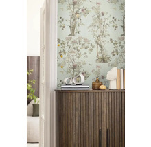 Scéna s kvetinovou tapetou, drevenou komodou a dekoratívnymi predmetmi pre štýlový interiér