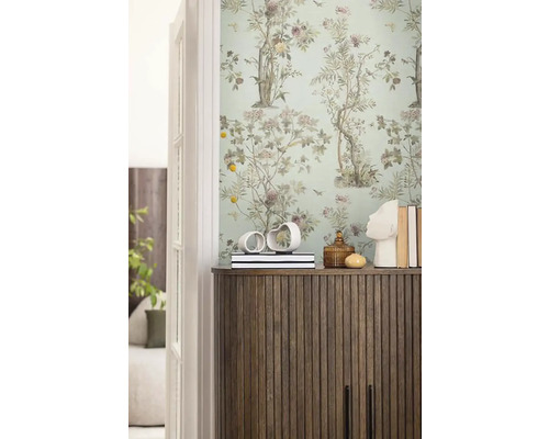 Scéna s kvetinovou tapetou, drevenou komodou a dekoratívnymi predmetmi pre štýlový interiér