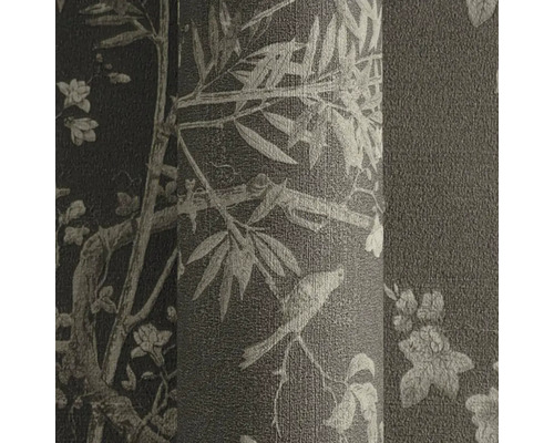 Detail vzorovanej role tapety s motívmi vtákov, kvetov a bambusu