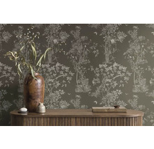 Dekoratívna izba s kvetinovou tapetou, drevenou komodou a vázami