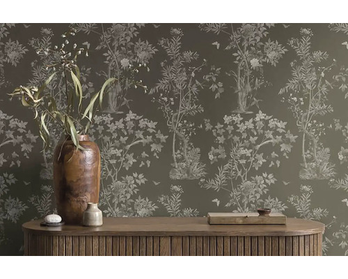 Dekoratívna izba s kvetinovou tapetou, drevenou komodou a vázami