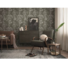 Obývacia izba s tapetou s kvetinovým vzorom, pohovkou, kreslom a komodou pre útulnú atmosféru