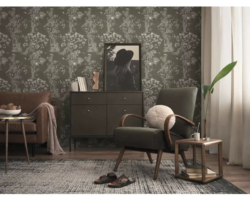 Obývacia izba s tapetou s kvetinovým vzorom, pohovkou, kreslom a komodou pre útulnú atmosféru