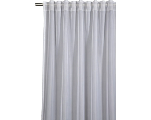 Biely, priehľadný záves s riasiacou páskou zavesený na záclonovej tyči