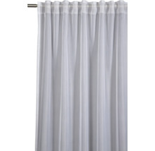 Záclona so sťahovacou páskou zavesená na záclonovej tyči