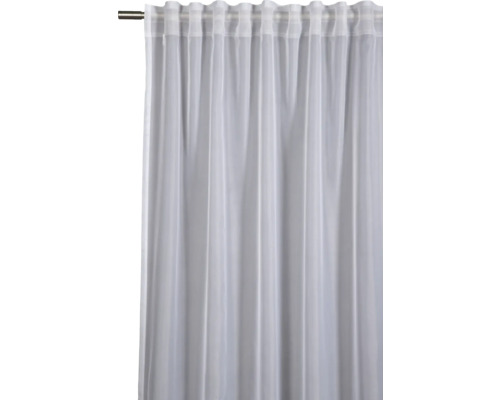 Biely, priehľadný záves s riasiacou páskou na záclonovej tyči.
