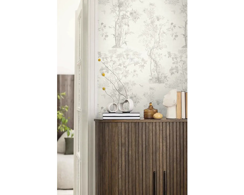 Dekoratívna izba s tapetou so vzorom, drevenou komodou a vázami