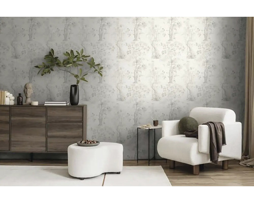 Obývacia izba so vzorovanou tapetou, komodou, kreslom a podnožkou pre svetlú a organizovanú atmosféru.