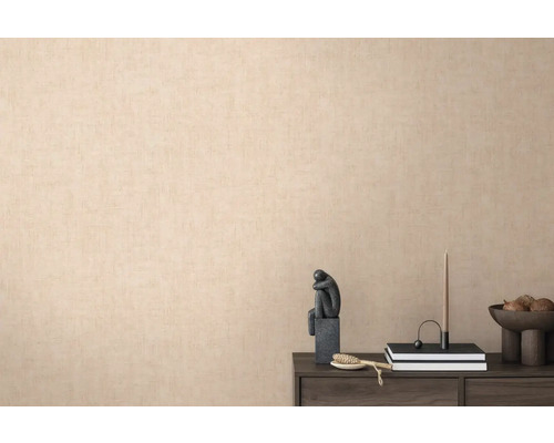 Béžová štruktúrovaná tapeta v obývacej izbe