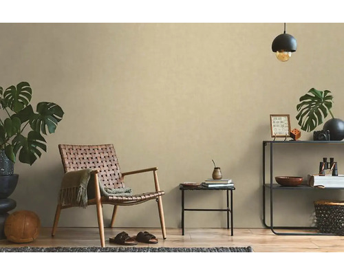 Obývacia izba s prúteným kreslom, príručným stolíkom a dekoráciami na poličke