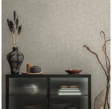 Obývacia izba s komodou, dekoráciou a textilnou tapetou