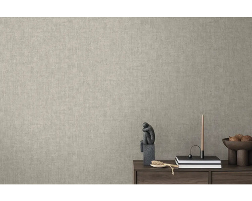 Stena so štruktúrovanou tapetou a dekoratívnymi prvkami na skrini