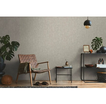 Obývacia izba s textilnou tapetou, kreslom a dekoráciou