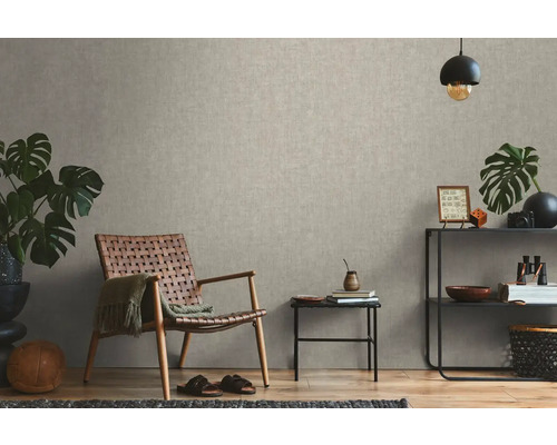 Obývacia izba s textilnou tapetou, kreslom a dekoráciou