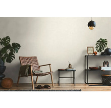 Obývacia izba s prúteným kreslom, regálom a izbovými rastlinami pre útulnú atmosféru