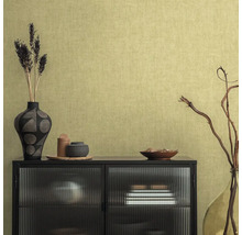 Detail obývacej izby so skrinkou a dekoratívnymi predmetmi na pozadí textúrovanej tapety