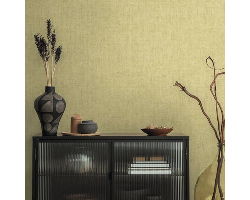 Detail obývacej izby so skrinkou a dekoratívnymi predmetmi na pozadí textúrovanej tapety