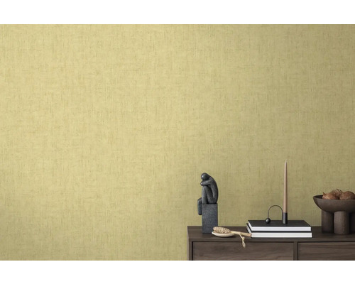 Žltá tapeta s minimalistickou dekoráciou na drevenej skrinke