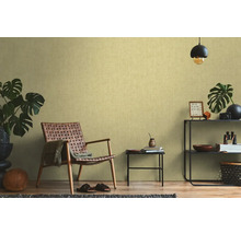 Obývacia izba s kreslom, príručným stolíkom a policou pred štruktúrovanou tapetou